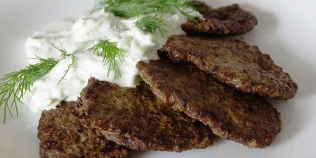 печеночные оладьи под соусом из огурца