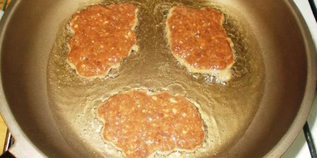 печеночные оладьи под соусом из огурца