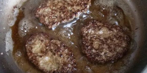 печеночные оладьи под соусом из огурца