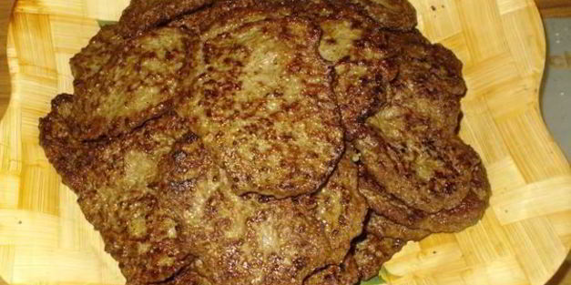 печеночные оладьи под соусом из огурца