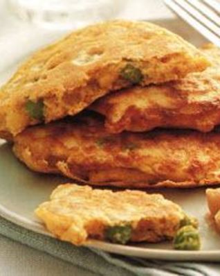 Пикантные оладьи с кукурузой и зеленым горошком