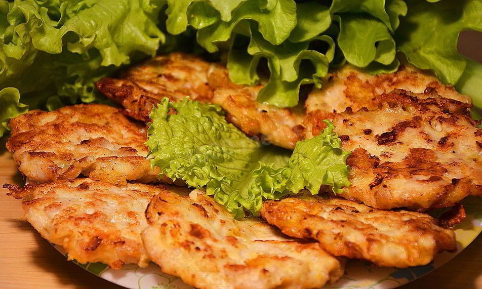 Рецепт сочные рубленные оладьи из куриной грудки с сыром