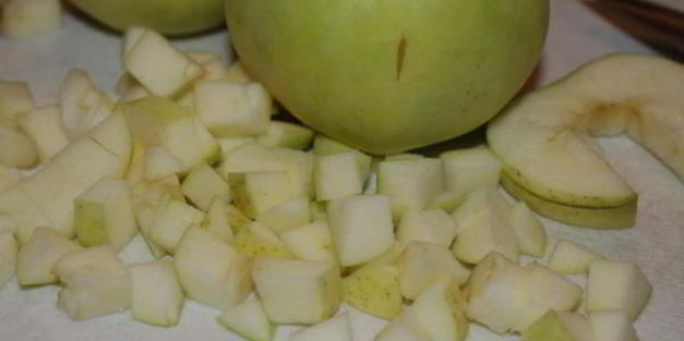 яблочные дрожжевые оладьи