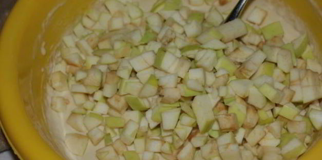 яблочные дрожжевые оладьи