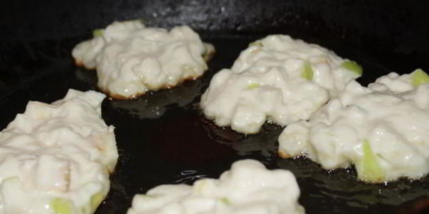 яблочные дрожжевые оладьи