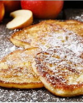 Яблочные оладьи с йогуртом
