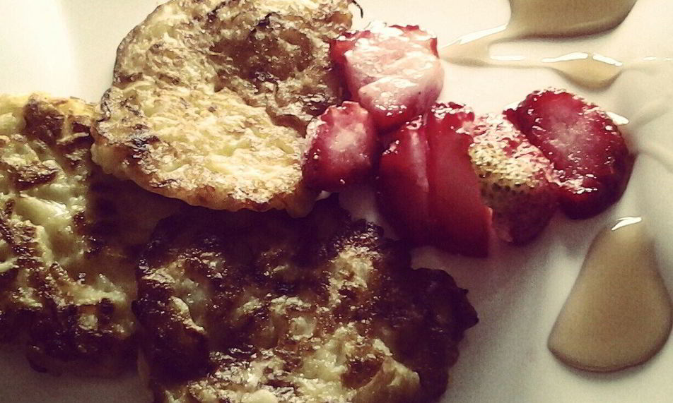 Рецепт яблочные оладьи с клубникой и кленовым сиропом