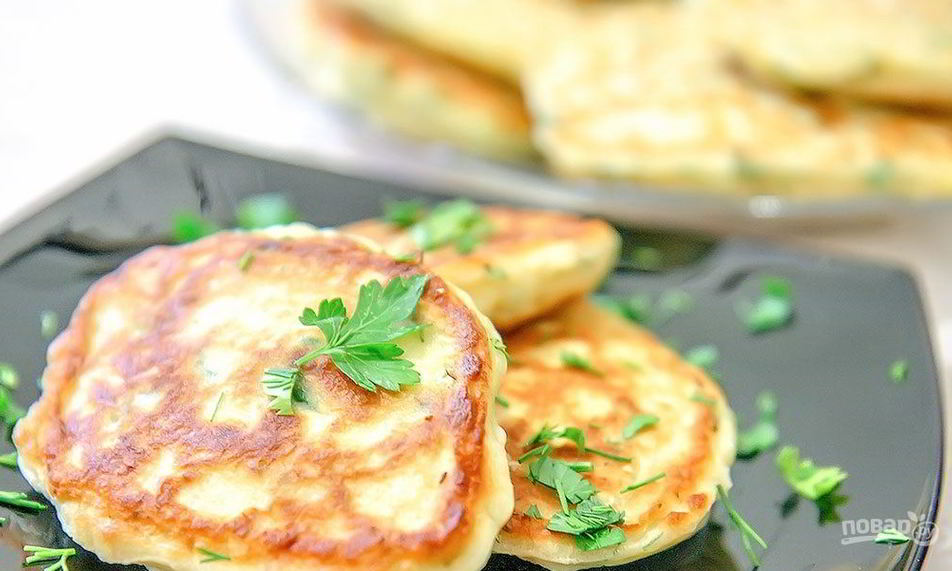 Рецепт закусочные оладьи с зеленым луком и яйцом