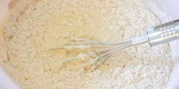 закусочные оладьи с зеленым луком и яйцом