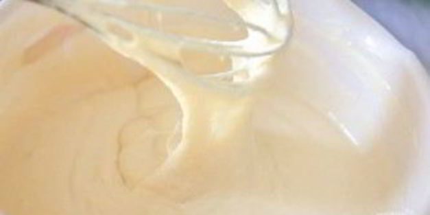 закусочные оладьи с зеленым луком и яйцом