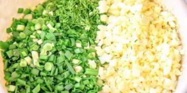 закусочные оладьи с зеленым луком и яйцом