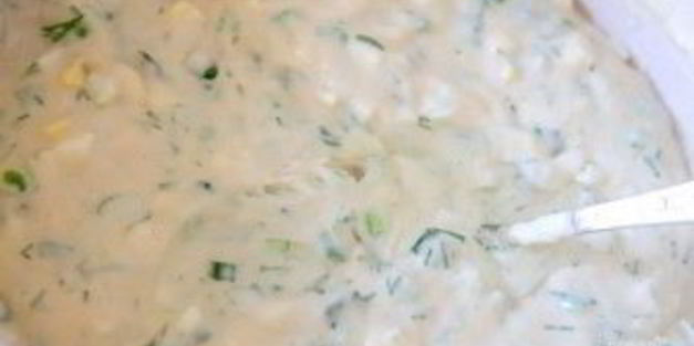 закусочные оладьи с зеленым луком и яйцом