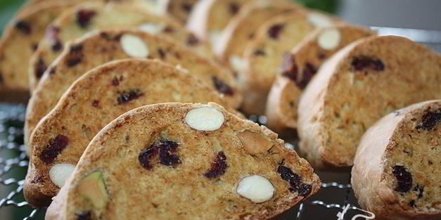 бискотти с сушенной клюквой, фисташками и миндалем