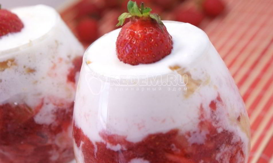 Рецепт десерт из мороженого с клубникой и печеньем