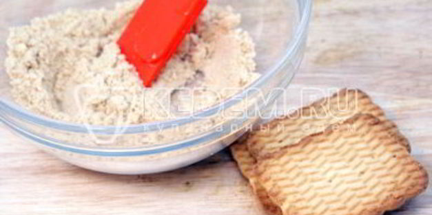 десерт из мороженого с клубникой и печеньем