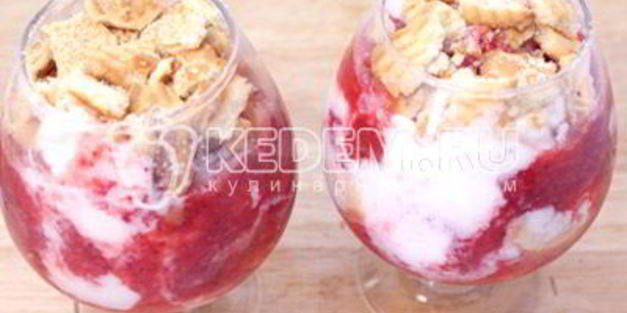 десерт из мороженого с клубникой и печеньем