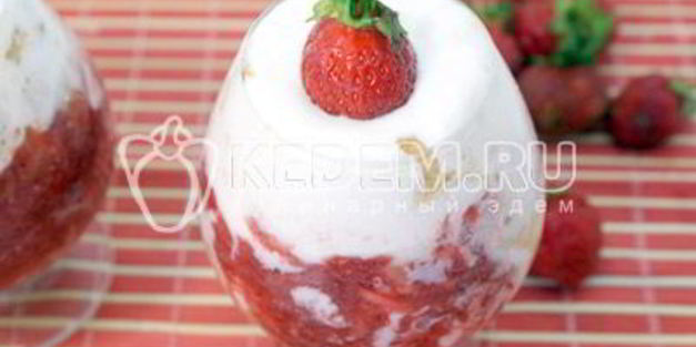 десерт из мороженого с клубникой и печеньем