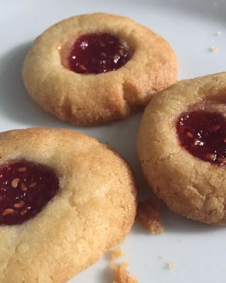 Миндальное песочное печенье с малиновым вареньем