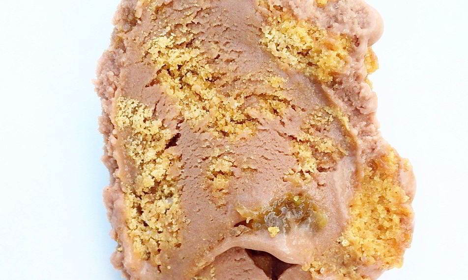 Рецепт мороженое с молочным шоколадом, коньячным изюмом и печеньем biscoff