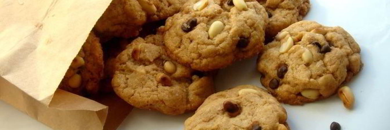 Печенье с арахисовым маслом, арахисом и шоколадными каплями