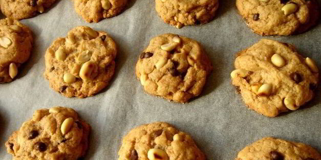 печенье с арахисовым маслом, арахисом и шоколадными каплями