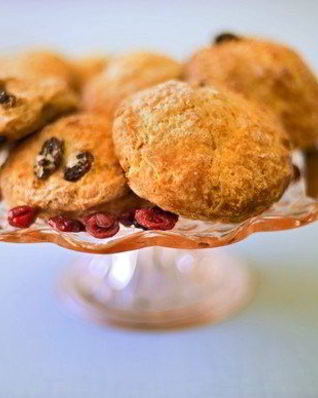 Печенье с белым шоколадом, черникой и кедровыми орешками