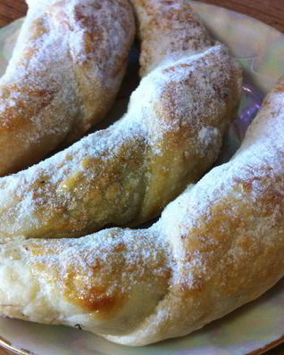 Рогалики из слоеного теста с черносливом