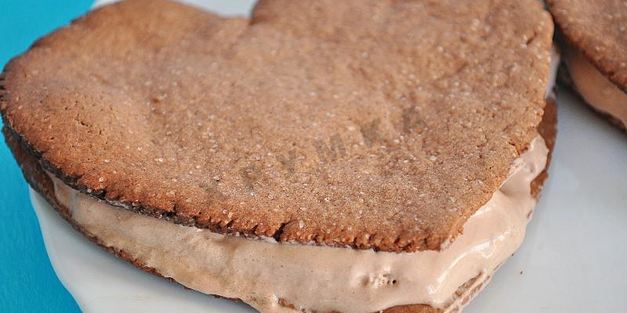 шоколадное печенье-сэндвичи на 14 февраля