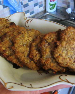 Традиционное овсяное печенье с изюмом и арахисом