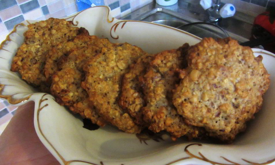 Рецепт традиционное овсяное печенье с изюмом и арахисом