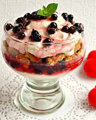 Творожный десерт с черной смородиной и печеньем
