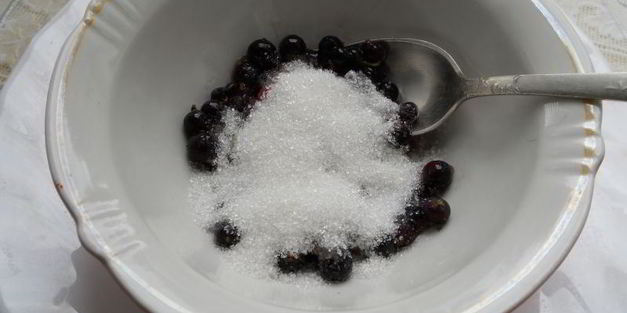 творожный десерт с черной смородиной и печеньем