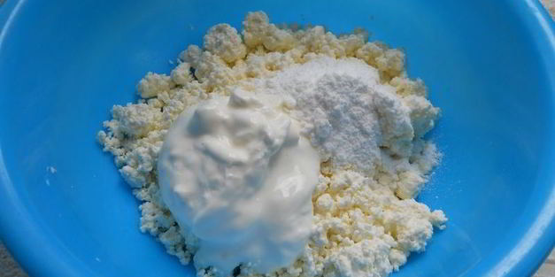 творожный десерт с черной смородиной и печеньем