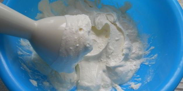 творожный десерт с черной смородиной и печеньем