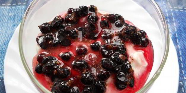 творожный десерт с черной смородиной и печеньем