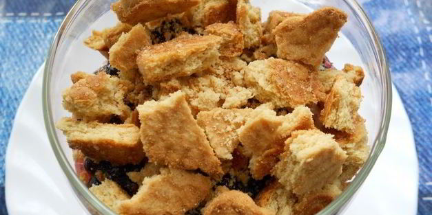 творожный десерт с черной смородиной и печеньем