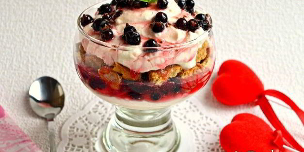 творожный десерт с черной смородиной и печеньем