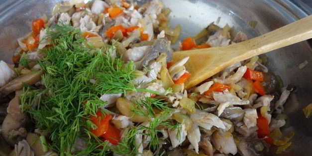 блинчатый пирог с курицей и грибами