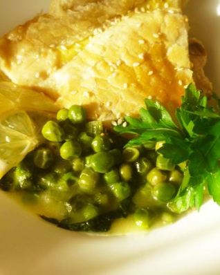 Быстрый пирог с курицей и горошек