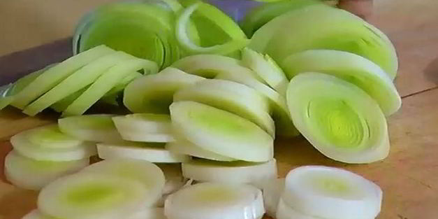 быстрый пирог с курицей и луком-пореем