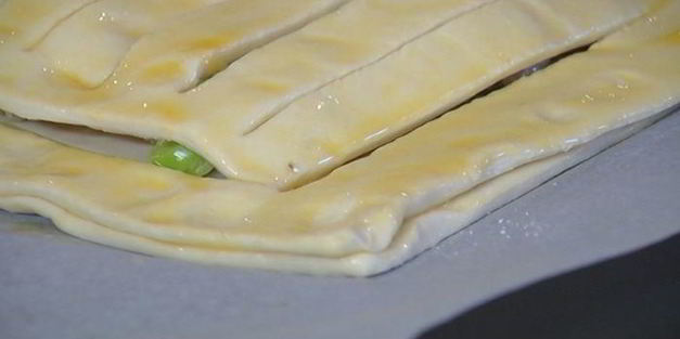 быстрый пирог с курицей и луком-пореем