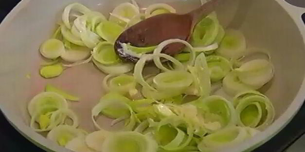 быстрый пирог с курицей и луком-пореем