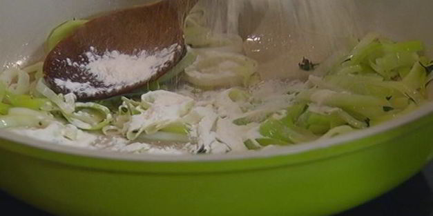 быстрый пирог с курицей и луком-пореем