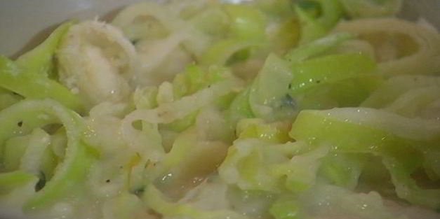 быстрый пирог с курицей и луком-пореем