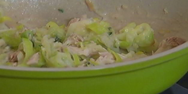 быстрый пирог с курицей и луком-пореем