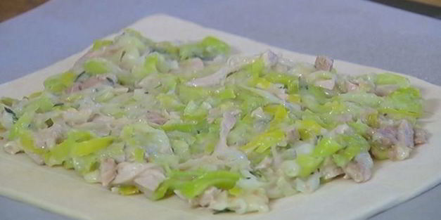 быстрый пирог с курицей и луком-пореем