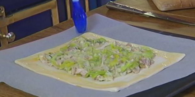 быстрый пирог с курицей и луком-пореем