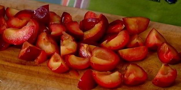 хрустящий сливовый пирог