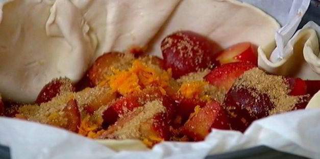 хрустящий сливовый пирог