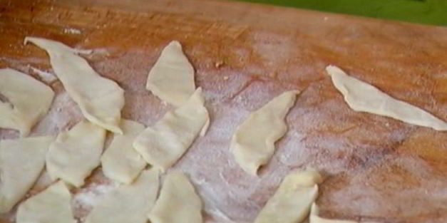 хрустящий сливовый пирог